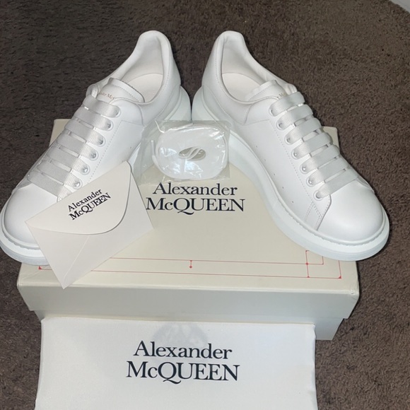 Alexander McQueen - Picture 1 of 5